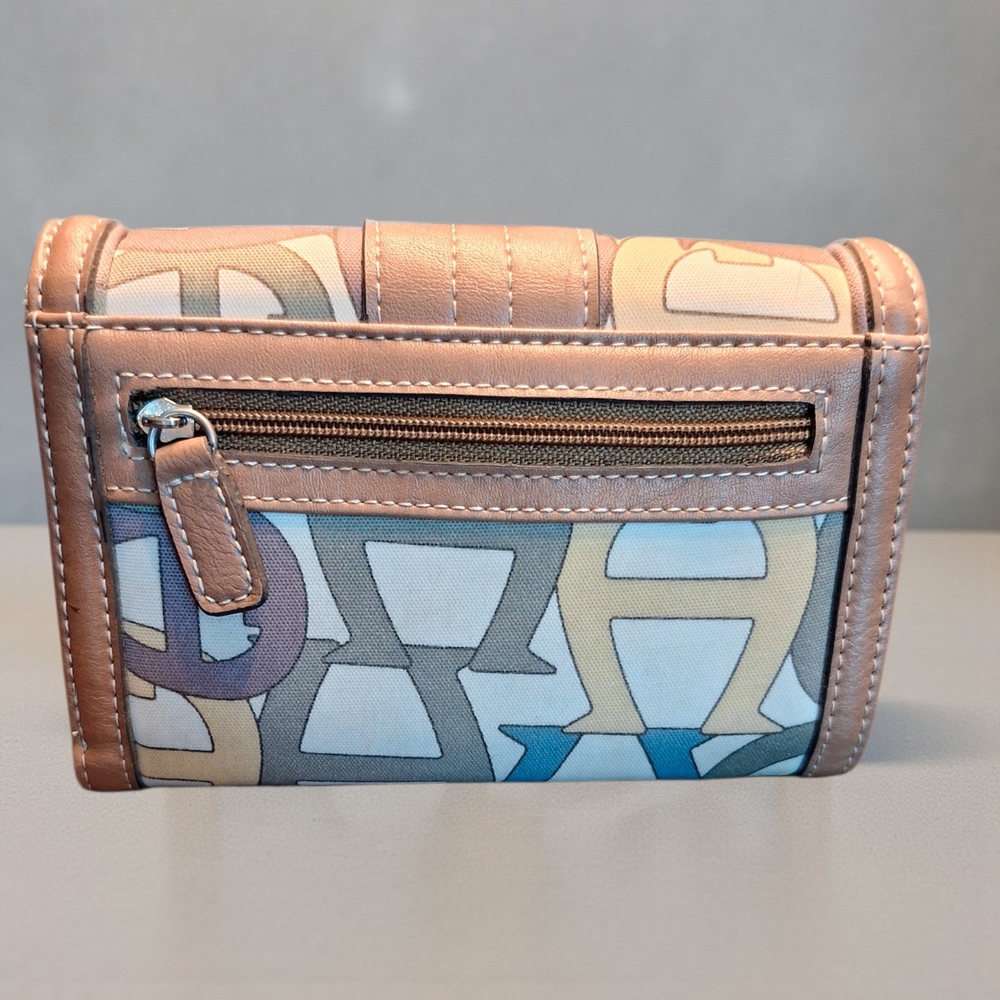 Etienner Agner Trifold Walleyt W/Brands Iconic "A" Logo On Beige Jaguard Mat - Picture 2 of 9